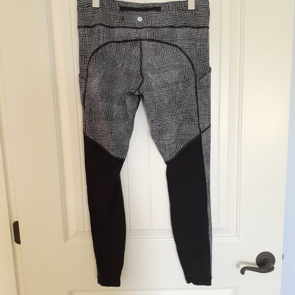 Lululemon Speed Tight V in Fall Net White Black / Black Size 10 - Picture 3 of 15